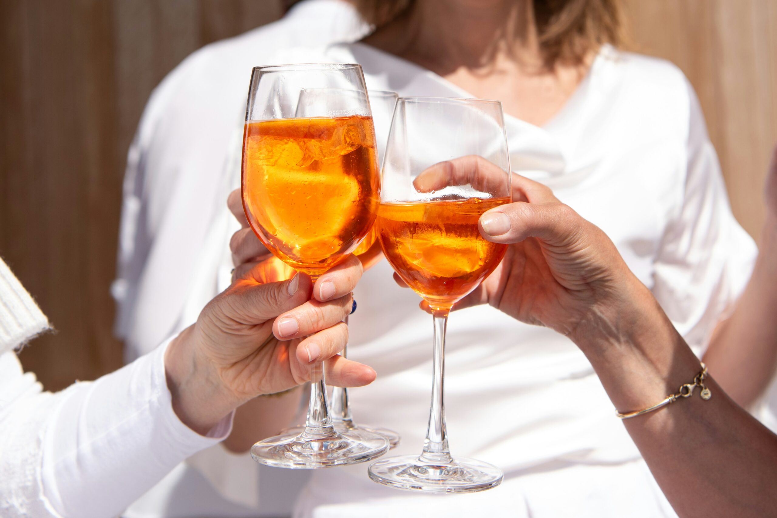 Midlife women enjoying alcoholic drinks together – illustrating how alcohol affects women differently during menopause and perimenopause